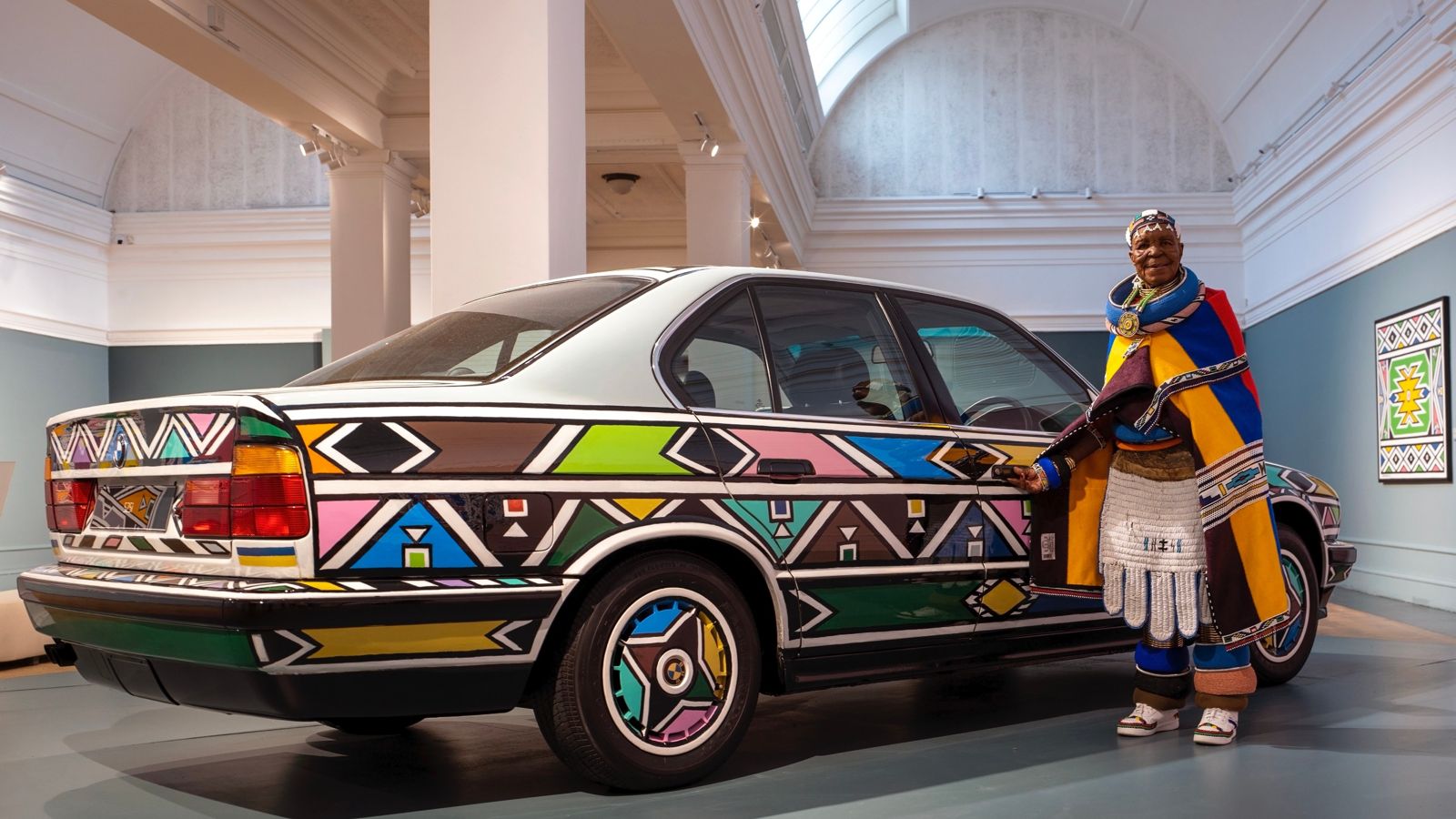 Esther Mahlangu y el BMW 525i Art Car que intervino en 1991. / Foto: Cortesía de BMW Group