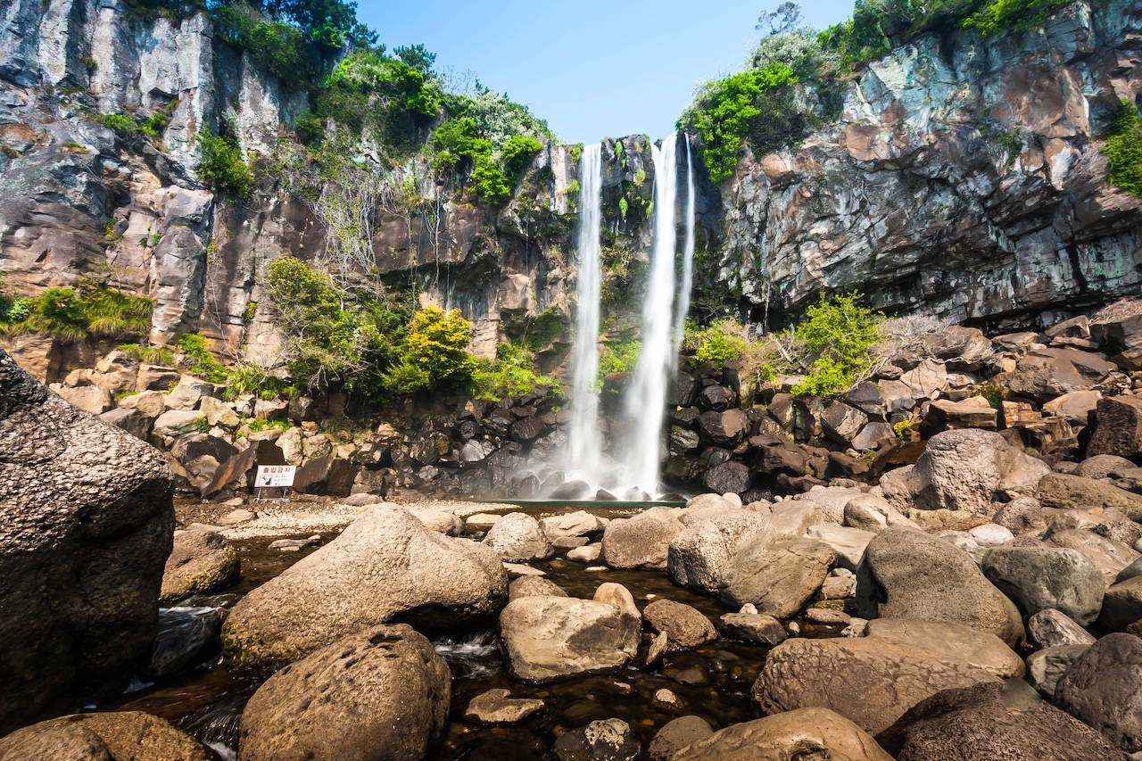 Cascada de Jeongbang en la isla de Jeju, Corea del Sur.
